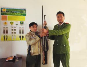 Vườn quốc gia Bạch Mã: Thu giữ, bàn giao vũ khí trái phép cho công an