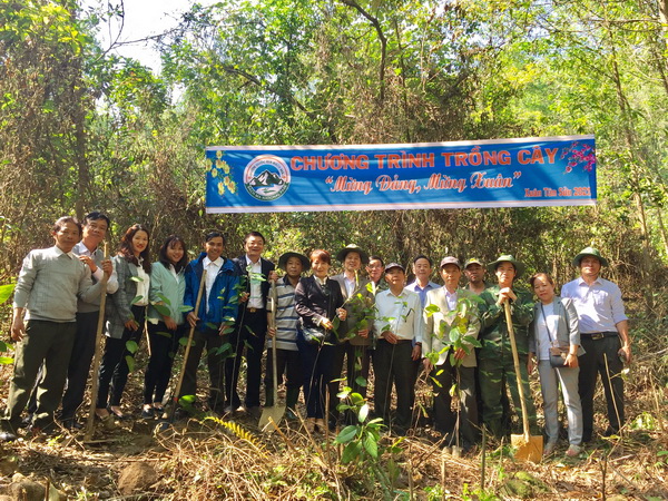 Vườn quốc gia Bạch Mã tổ chức trồng cây mừng Đảng mừng xuân 2021